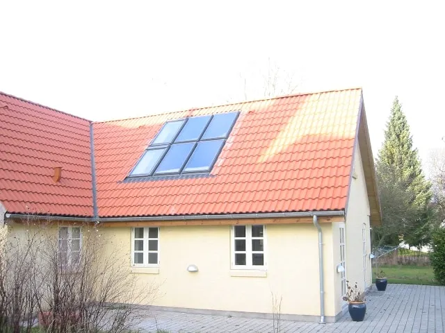 Gult hus med stort ovenlysparti i rødt tegltag, Roskilde