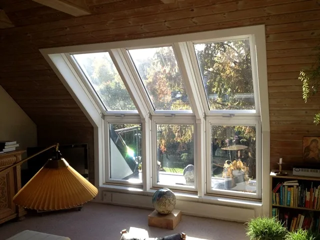Tagværelse med kombination af Velux- og facadevinduer i træbeklædning