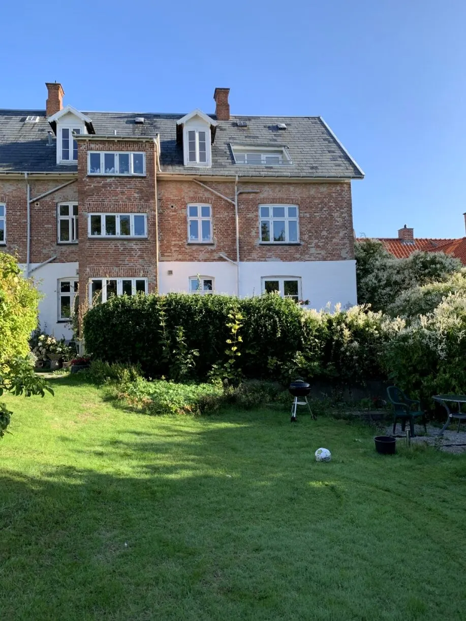 Muret villa med nyistandsatte vinduer