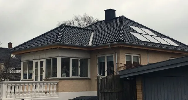 Villa med nylagt mørkt tegltag og solceller