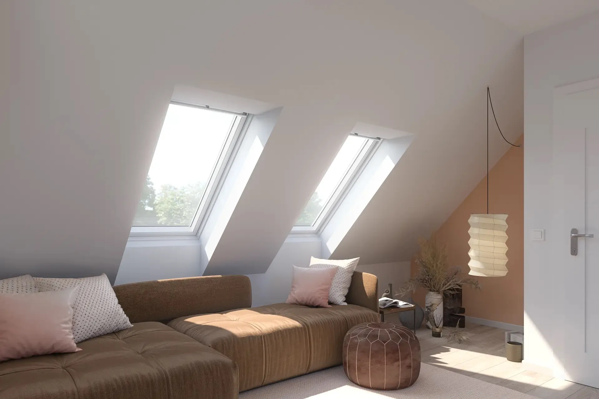 Stue under skråt loft med to ovenlysvinduer over en brun sofa