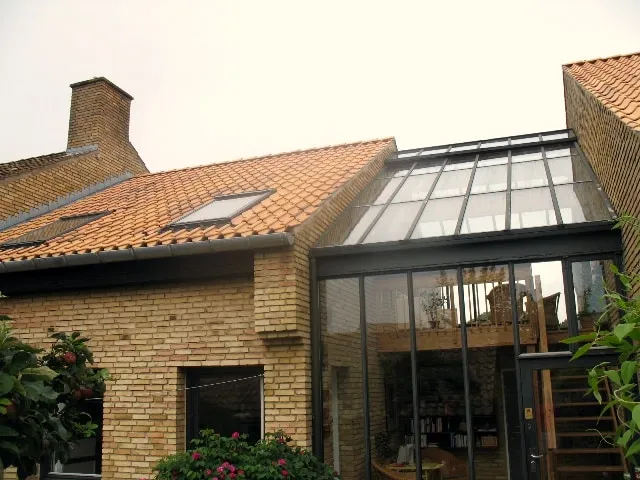 Orangeri i glas og stål bygget mellem to murstensbygninger