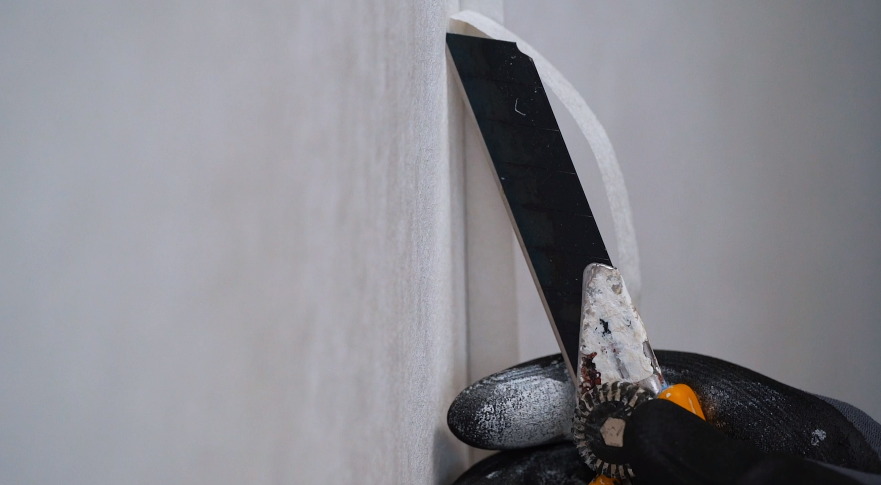hobbykniv holdes op mod væg