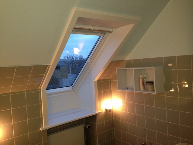 vindue til skråvæg på badeværelse