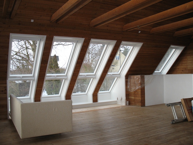 Atelierer vinduer fra velux med hvid ramme