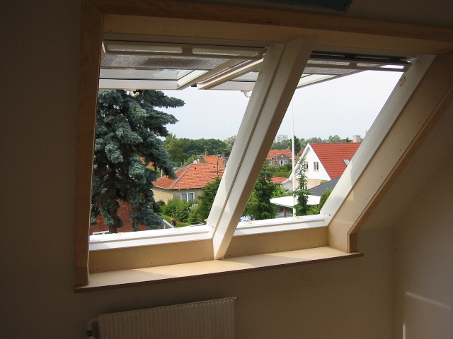 Velux vinduer til skråvæg med hvid vinduesramme